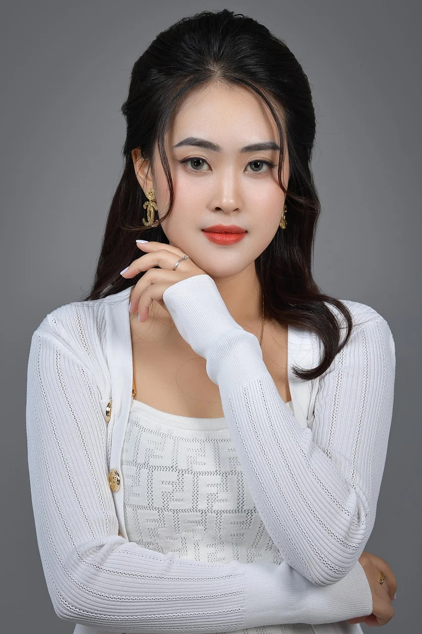 Gái xinh Việt Nam tóc đen dài mặc áo len trắng thanh lịch chụp ảnh studio chuyên nghiệp