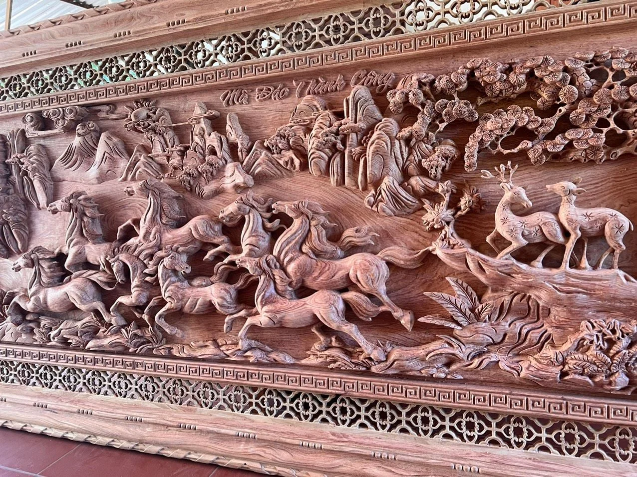 Tranh gỗ phù điêu mã đáo thành công với đàn ngựa phi nước đại và cảnh núi non chạm khắc tinh xảo