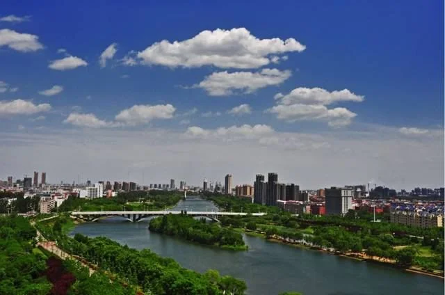 Hình nền điện thoại đẹp với sông xanh, đảo cây và đường chân trời thành phố