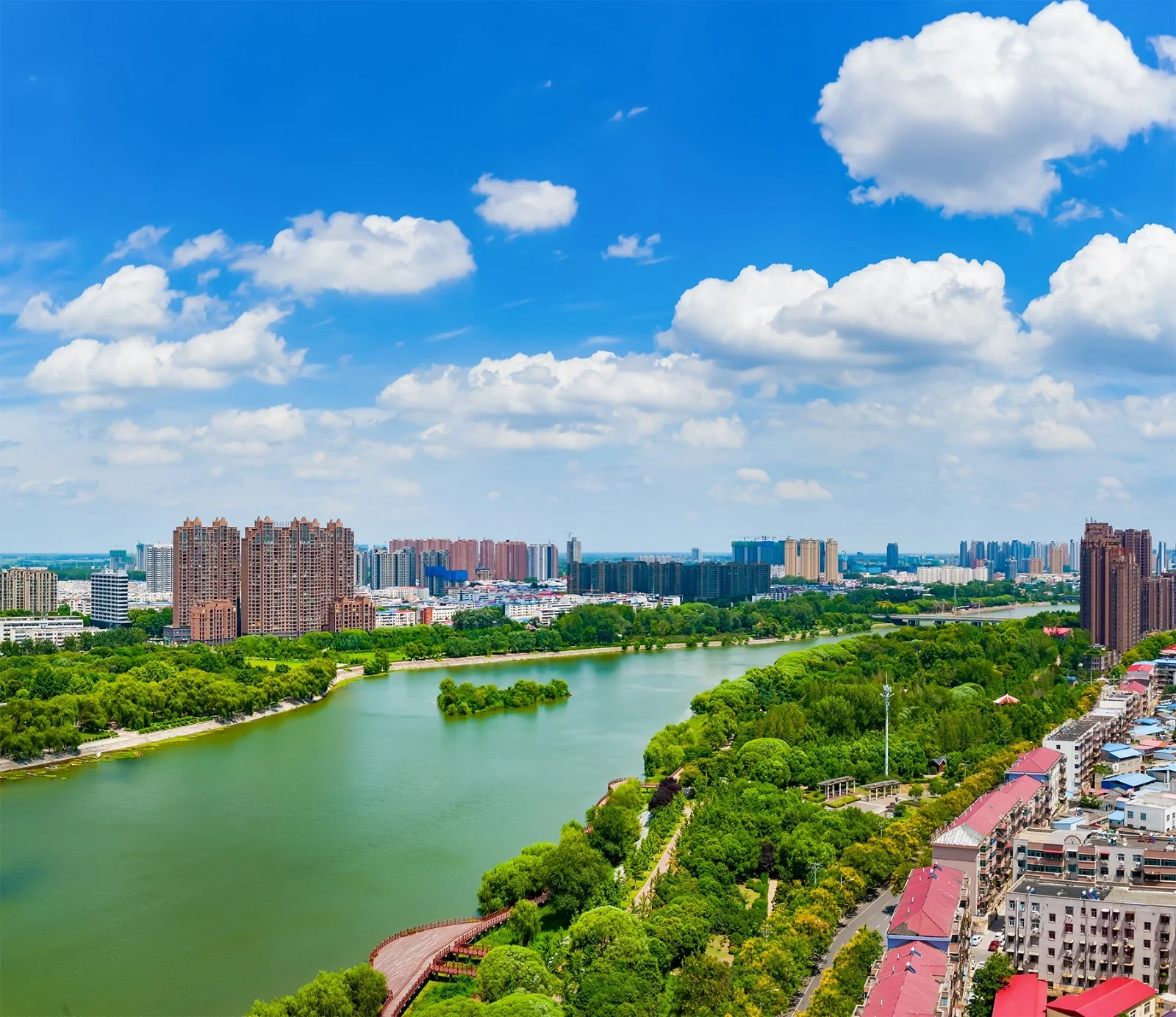 Hình nền điện thoại đẹp với hồ nước xanh giữa thành phố dưới trời mây