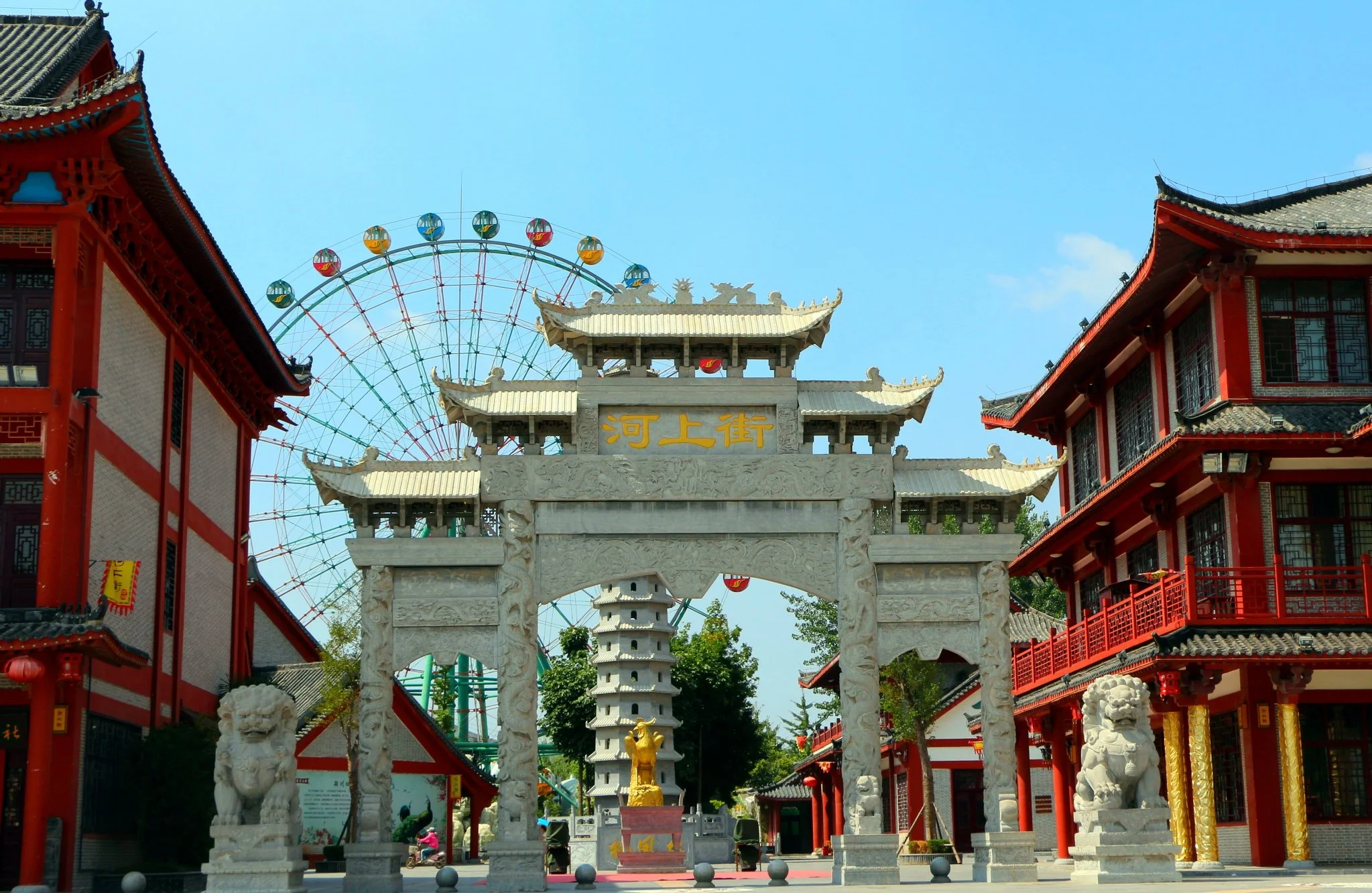 Hình nền điện thoại đẹp với cổng kiến trúc Trung Hoa và vòng quay lớn