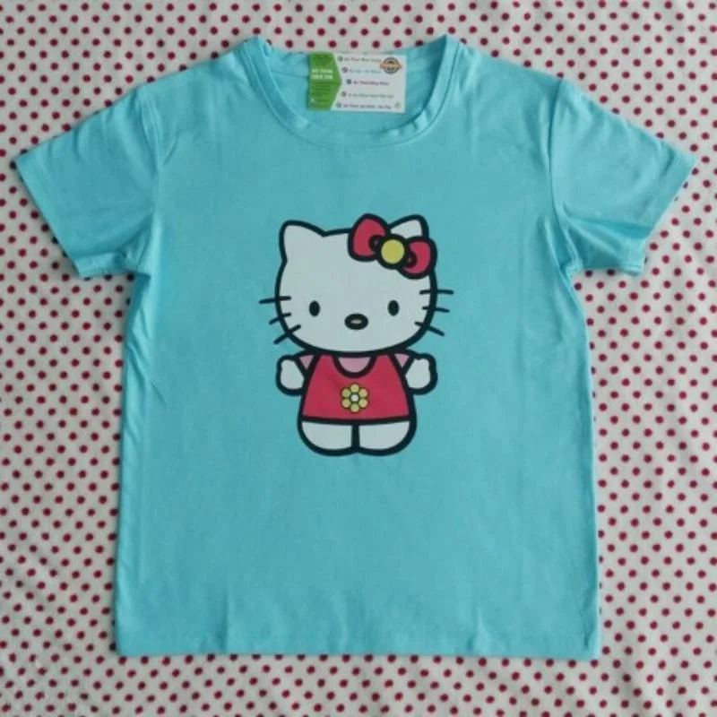 Hình nền cute nữ với áo thun xanh ngọc in hình Hello Kitty đáng yêu trên nền chấm bi đỏ