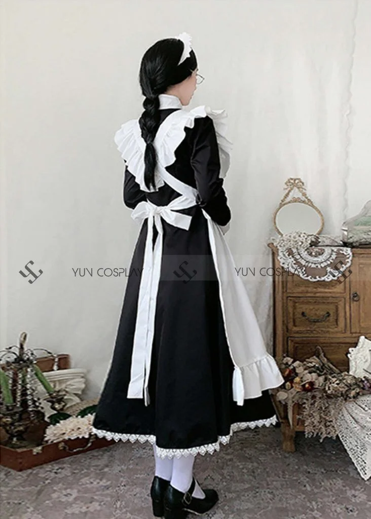 cosplay hầu gái nhìn từ sau bím tóc dài nơ trắng lưng váy đen