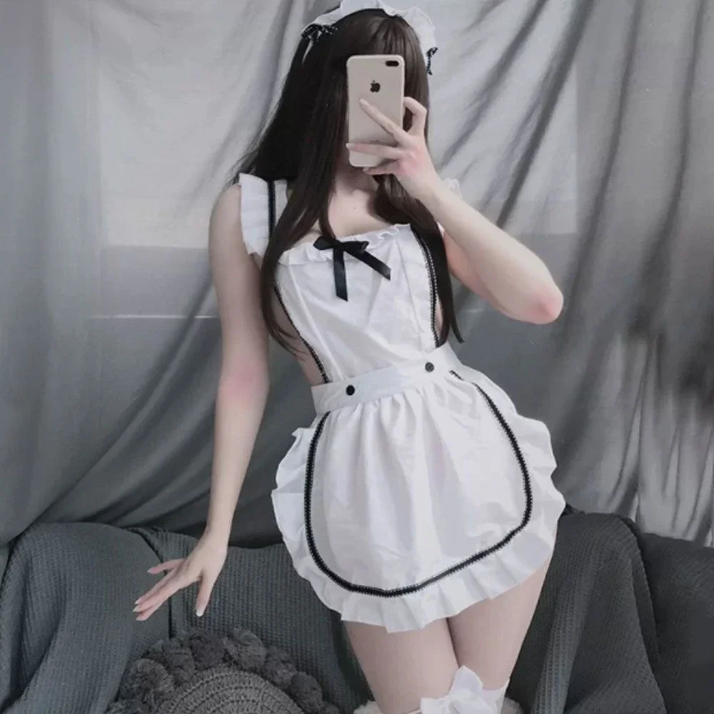 cosplay hầu gái trắng đen tạo dáng trên sofa