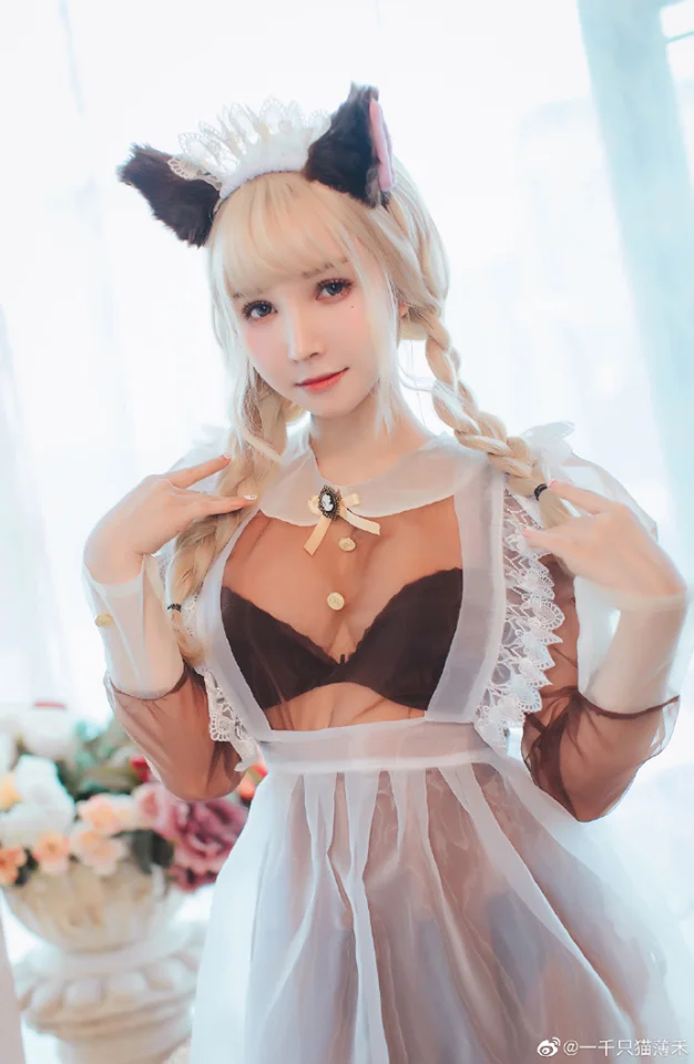 Bổ mắt' khi ngắm 2 nàng hầu gái sexy khó cưỡng trong trang phục xuyên thấu
