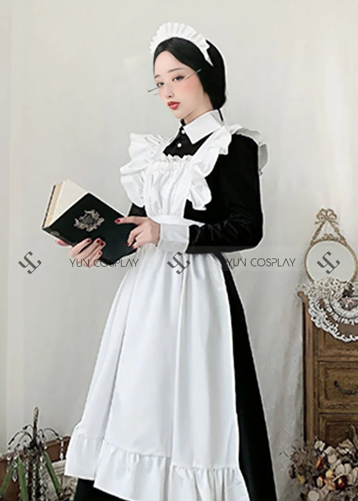 cosplay hầu gái phong cách Victoria cổ điển cầm sách