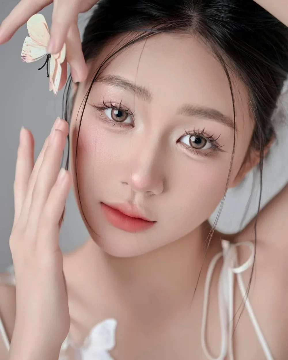 Chân dung Trần Hà Linh với vẻ đẹp nhẹ nhàng và phụ kiện cánh bướm